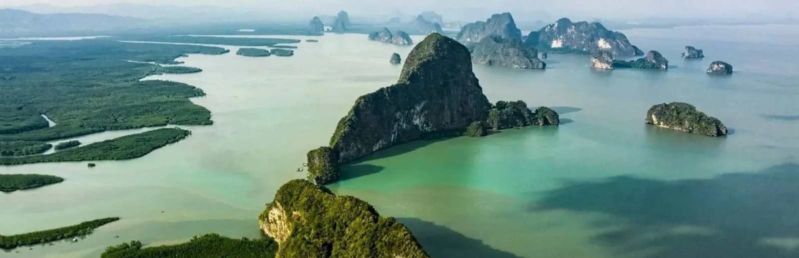 Baie de Phang Nga en Thaïlande.jpg