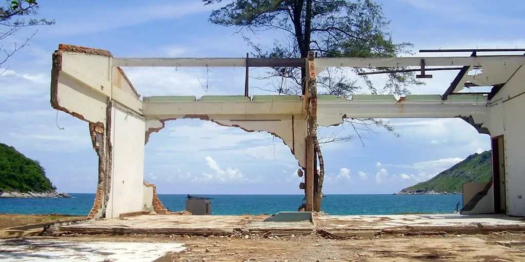 Après le Tsunami à Phuket, Ya Nui beach