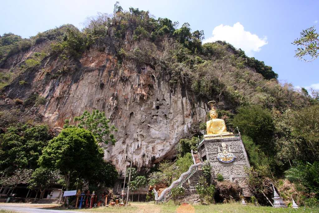 AU PIED DE KHAO TAO