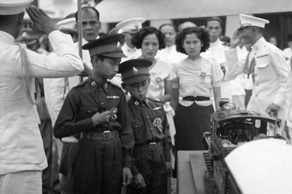 Bhumibol Adulyadej et son frère Ananda Mahidol en 1938
