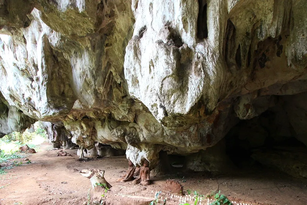 ERMITAGE BOUDDHIQUE ANCIEN EN PROVINCE DE PHANG NGA