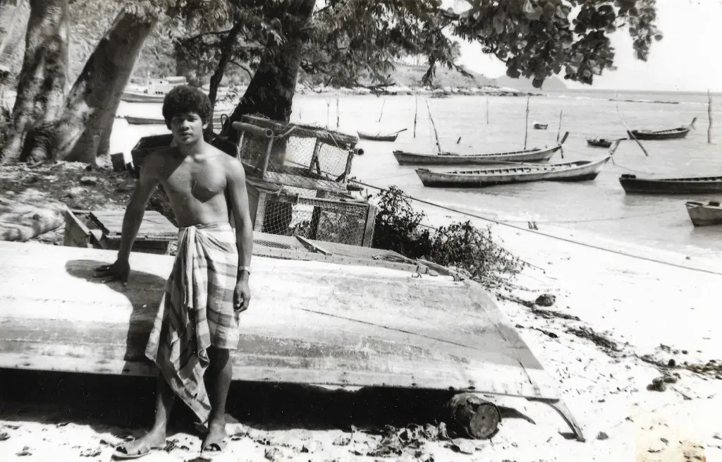 Jeune pêcheur chaloey posant devant l'appareil photo de Jean Boulbet en 1976 JEUNE MOKEN EN 1976 A PHUKET