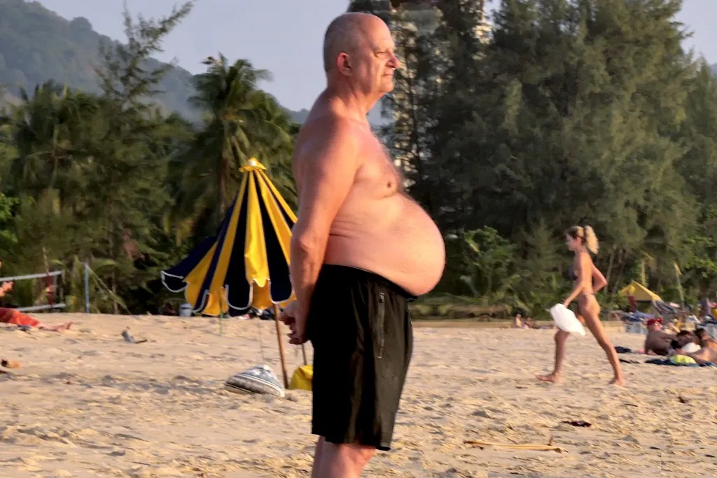 VIEUX LA BEDAINE DU SEXAGENAIRE A PHUKET