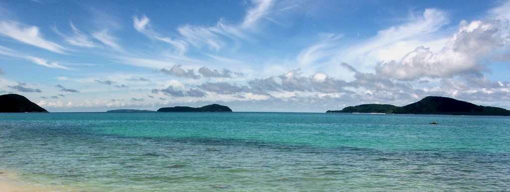 la vue depuis la plage de rawai