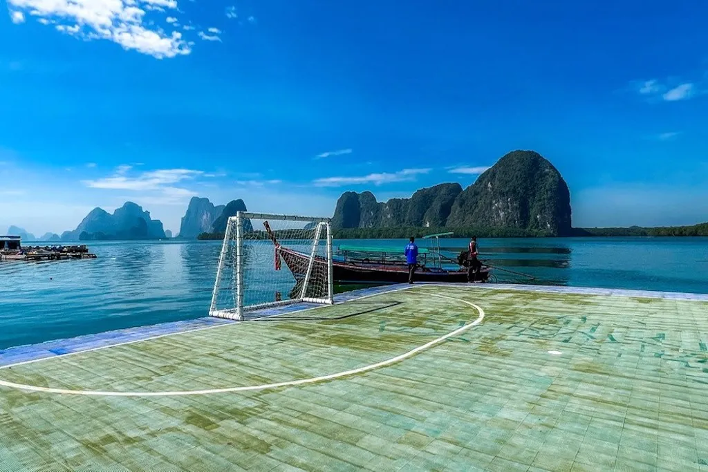 LE TERRAIN DE FOOTBALL FLOTTANT DE KOH PANYEE