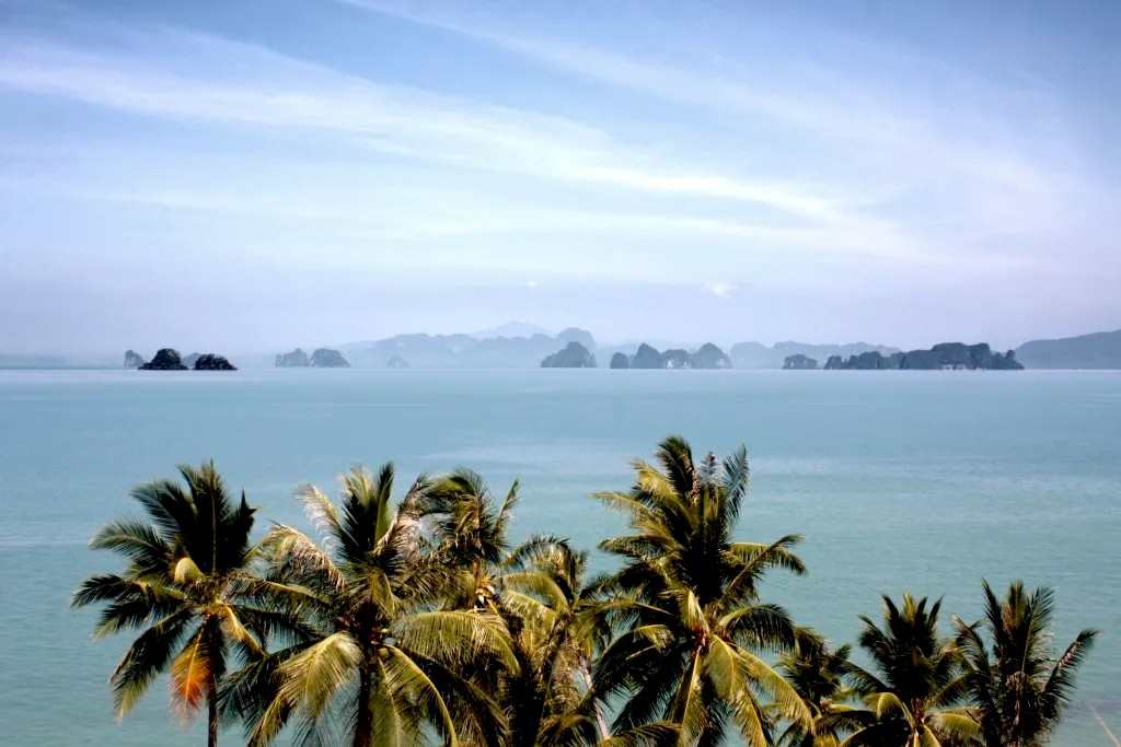 panorama depuis le littoral est de koh yao yai