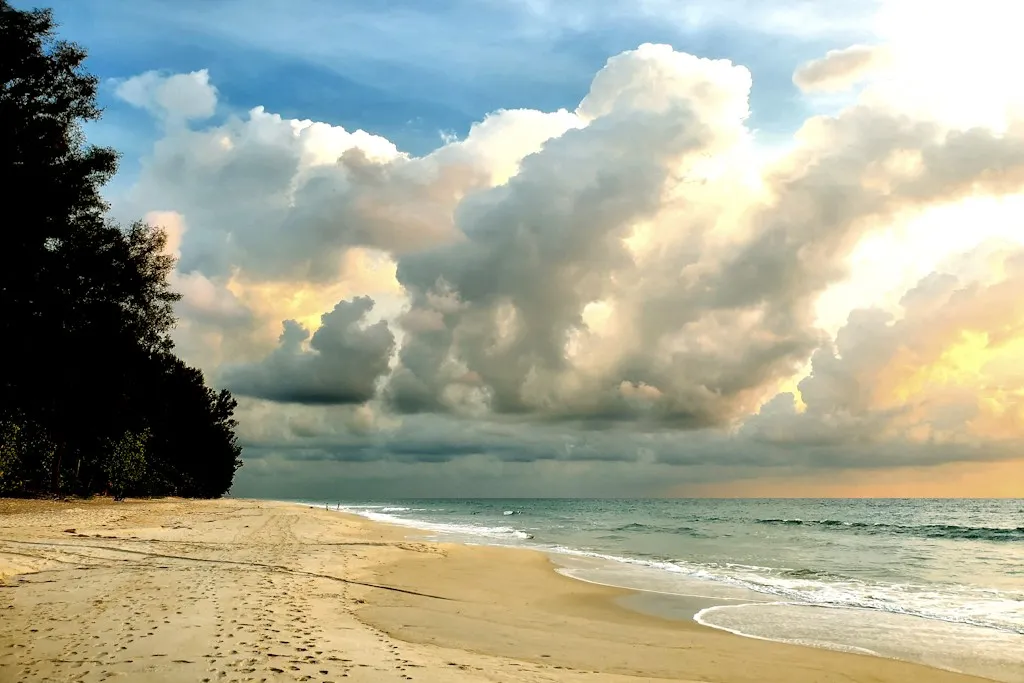 PLAGE ENTRE THAI MUEANG ET KHAO NA YAK