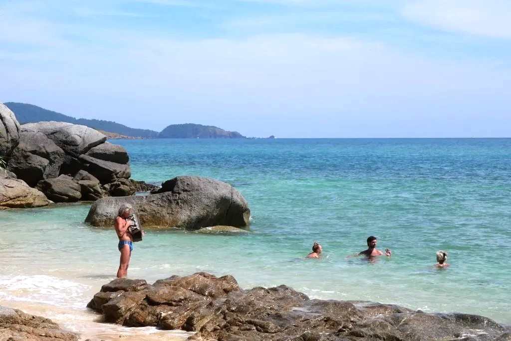 QUELQUES RUSSES SUR UNE PLAGE DE PHUKET