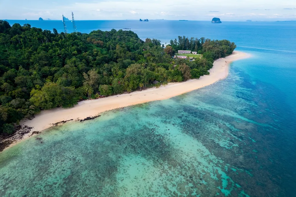 SCHOOL BEACH KOH BULON SATUN