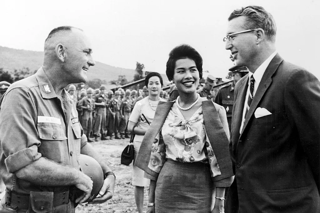 Sirikit Kitiyakara reine de thailande en viste à Korat