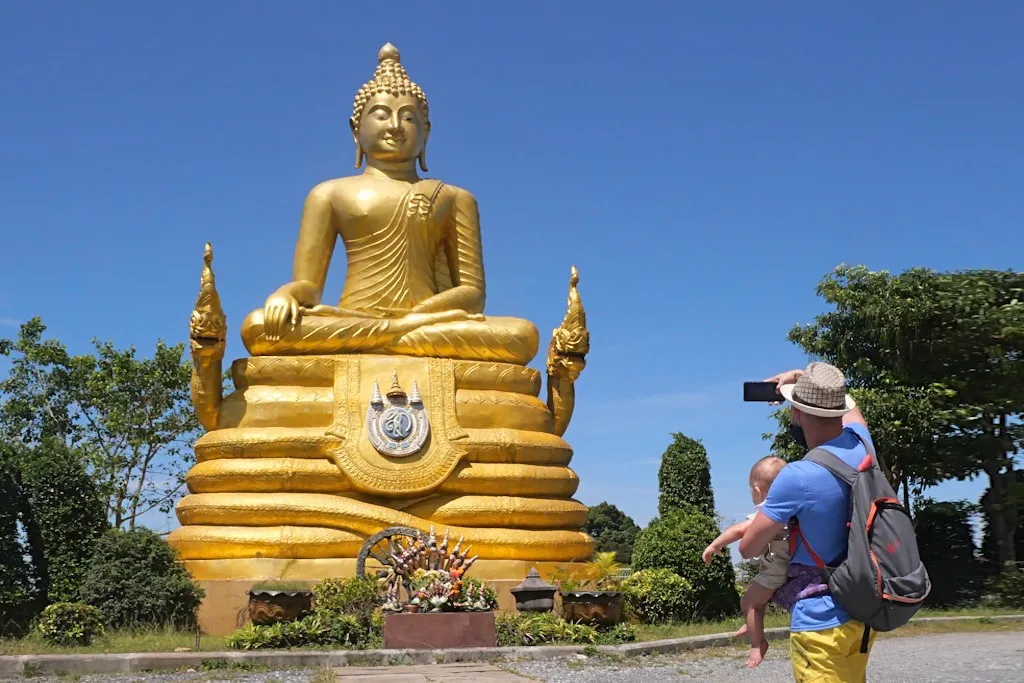 TOURISTE SOUS L OEIL DE BOUDDHA