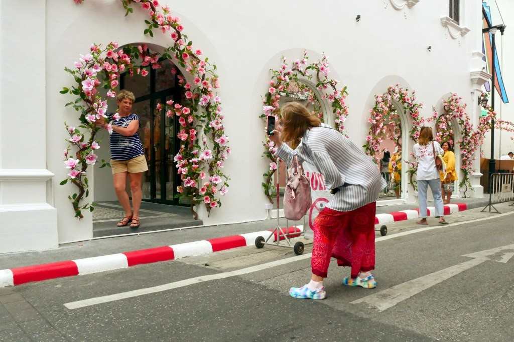 touristes au soi romanee de phuket town