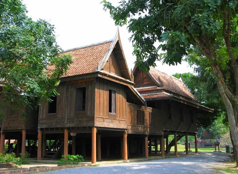 La maison en bois classique du centre de la Thaïlande