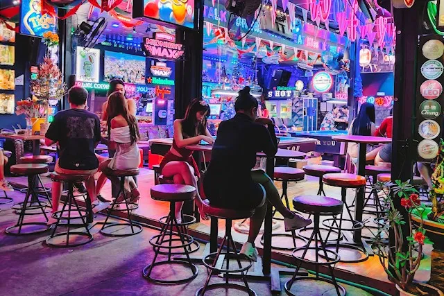 CHAUDE AMBIANCE A PATONG PHUKET