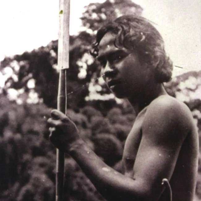 jeune Cau Maa avec sa lance