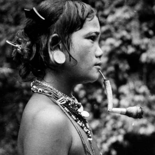 Jeune Cau Maa fumeuse de pipe