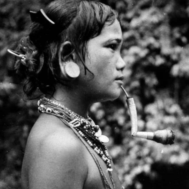 Jeune Cau Maa fumeuse de pipe