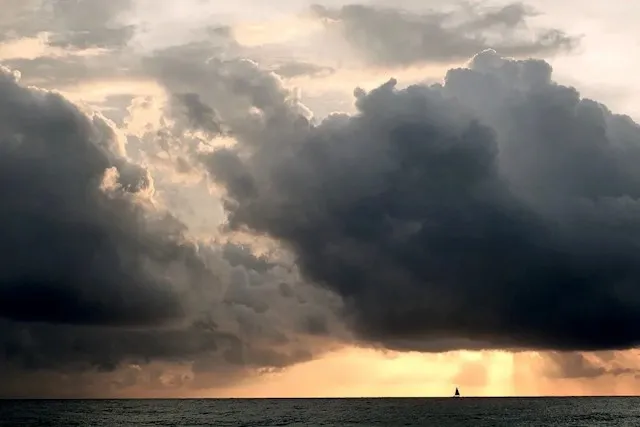 LA PLUIE MENACE A PHUKET