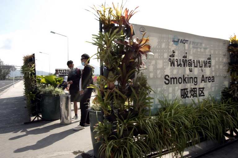 ZONE FUMEURS AEROPORT DE PHUKET