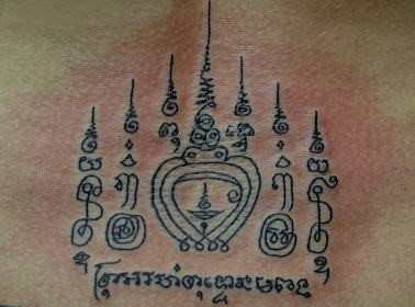tatouage thailandais yant nâ buddha